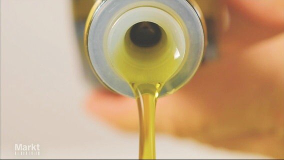 Aus einer Flasche wird Olivenöl gegossen. © Screenshot 