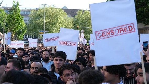 Demonstrierende Islamisten in Hamburg. © picture alliance / epd-bild Foto: Stephan Wallocha