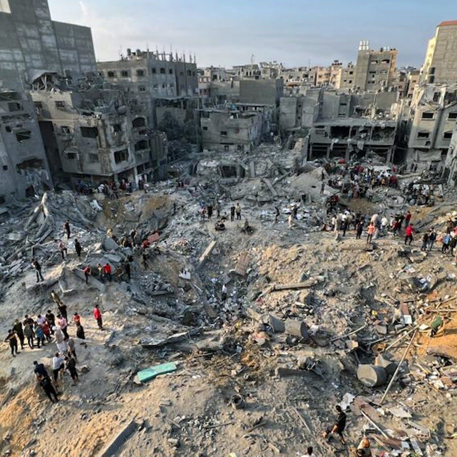 Im Flüchtlingslager Dschabalia im nördlichen Gazastreifen inspizieren Palästinenser die Schäden an Gebäuden, die von israelischen Luftangriffen getroffen wurden. © Fadi Wael Alwhidi/dpa 