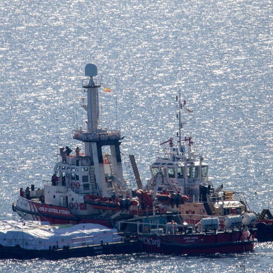 Ein Schiff mit humanitärer Hilfe für den Gazastreifen verlässt den Hafen von Larnaka. © picture alliance/dpa/XinHua Foto: eorge Christophorou