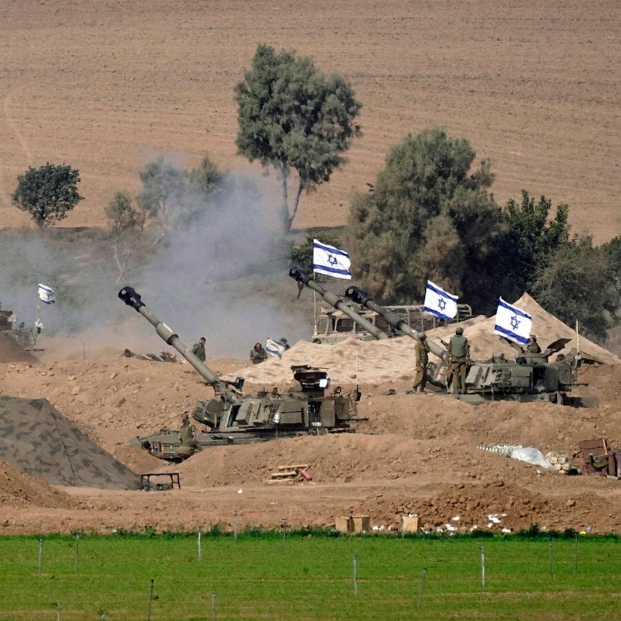 Eine israelische mobile Artillerieeinheit ist in einer Position nahe der Grenze zwischen Israel und Gaza zu sehen. © dpa bildfunk/AP Foto: Tsafrir Abayov