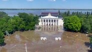 Auf diesem von der russisch kontrollierten Verwaltung der Region Cherson veröffentlichten Foto ist der zentrale Platz von Nowa Kachowka (Ukraine) überflutet. © Uncredited/Russian-controlled administration of Kherson Region/AP/dpa 