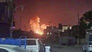 Die USA und Großbritannien haben in der Nacht "erfolgreich" Stellungen der vom Iran unterstützten Huthi-Rebellen in Sanaa (Jemen) angegriffen. © Uncredited/XinHua/dpa 