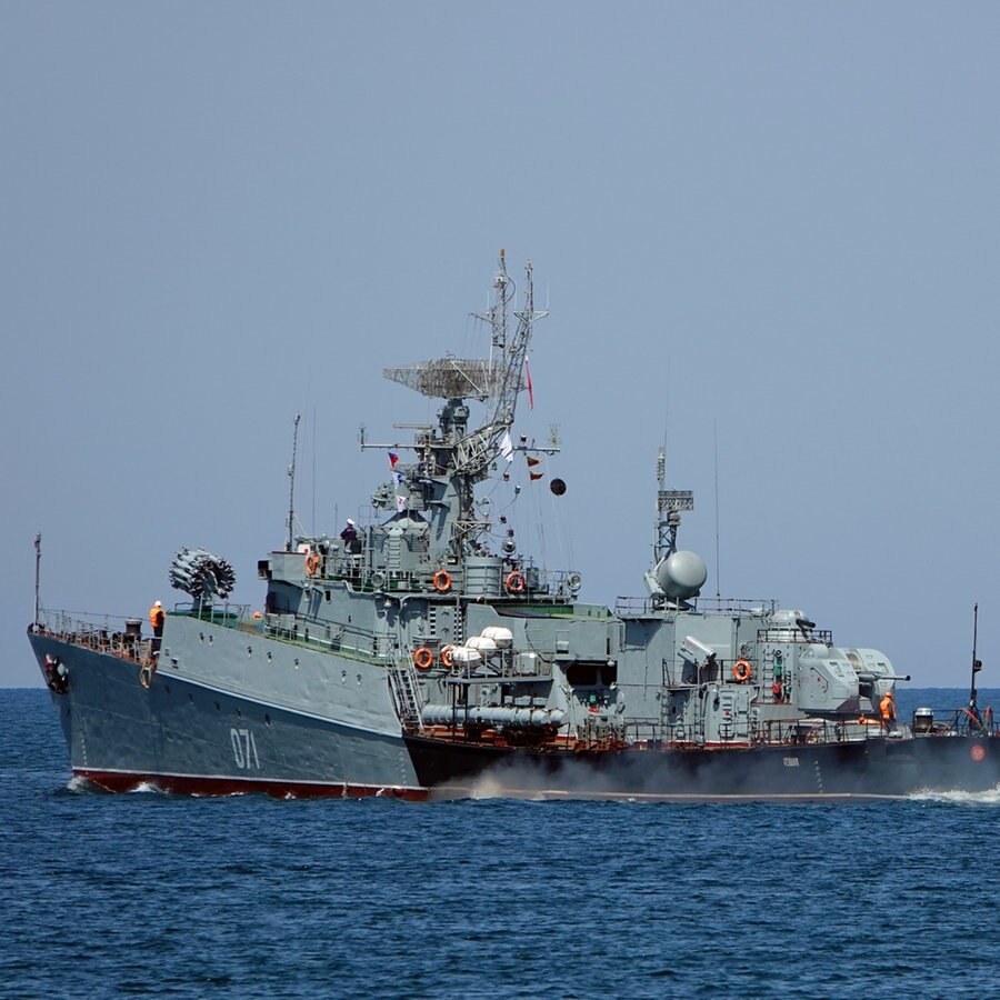 Das russische Kriegsschiff "Suzdalets" der russischen Schwarzmeerflotte fährt vor der Hafenstadt Sewastopol. © dpa Foto: Ulf Mauder