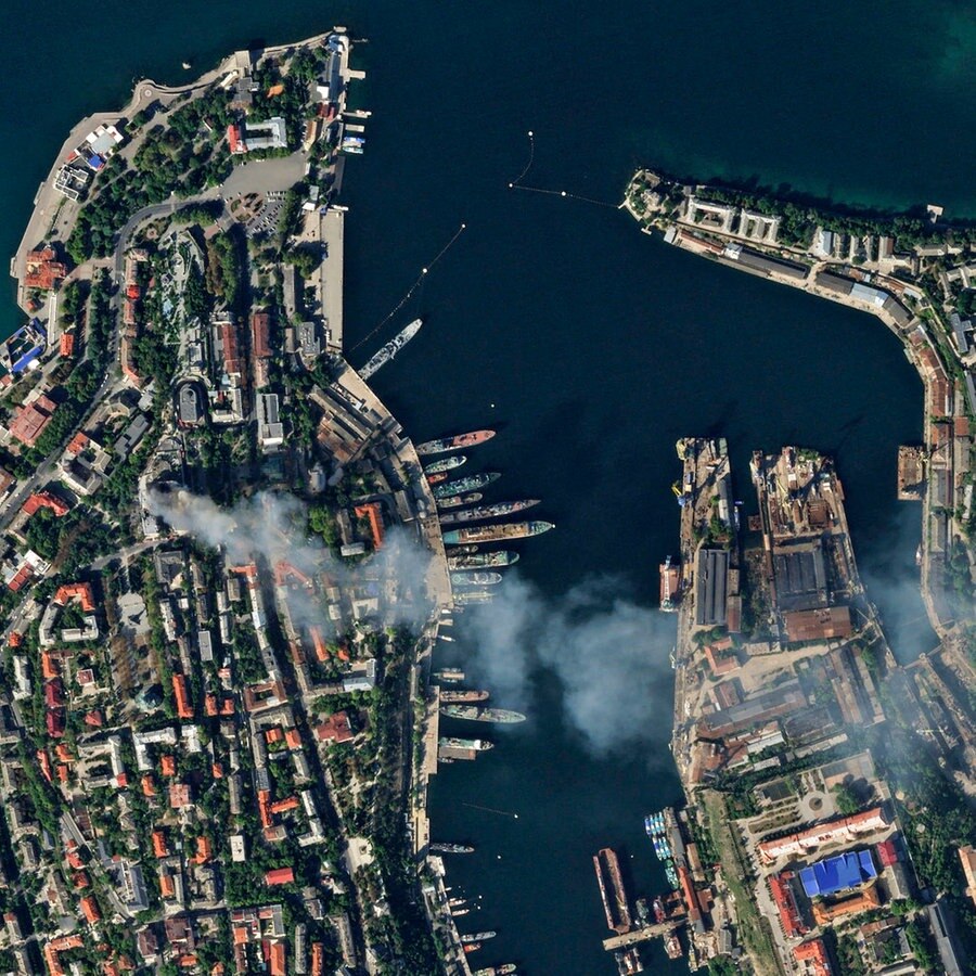 Auf einem Satellitenfoto ist zu sehen, wie Rauch aus dem Hauptquartier der russischen Schwarzmeerflotte in Sewastopol auf der Krim aufsteigt, nachdem es bei einem Raketenangriff des ukrainischen Militärs getroffen wurde. © Uncredited/Planet Labs PBC/AP/dpa 