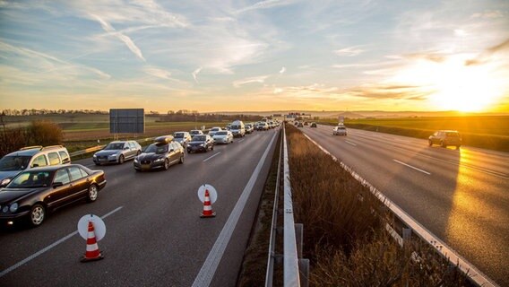 Symbolbild Stau auf der Autobahn © imago / 7aktuell Foto: Simon Adomat