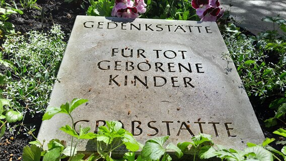 Der Grabstein einer Gedenkstätte für tot geborene Kinder. © Astrid Wulf Foto: Astrid Wulf