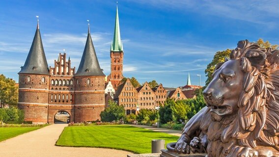 Das Holstentor in Lübeck mit wachendem Bronze-Löwen. © Fotolia Foto: Wolfgang Jargstorff