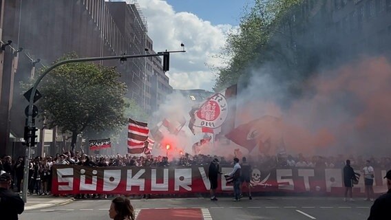 Ein Fanmarsch von FC St. Pauli Anhängern. © NDR Screenshot 
