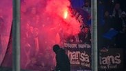 Fans des FC Hansa Rostock zünden Pyrotechnik © IMAGO/Ulrich Hufnagel 