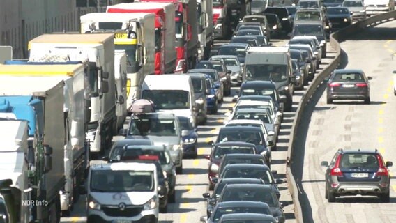 Auf einer Autobahn stauen sich Autos und LKW. © Screenshot 