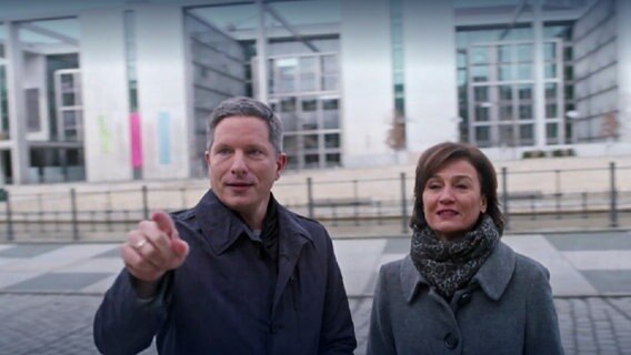 Frank Bräutigam und Sandra Maischberger in der ARD-Doku "Wie gut ist unser Grundgesetz?" © SWR 