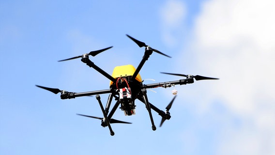 Eine Drohne fliegt im blauen Himmel. © dpa-Bildfunk Foto: Maurizio Gambarini