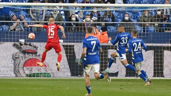 Hansa Rostocks Nils Fröling (l.) erzielt gegen Schalke 04 den 4:3-Siegtreffer. © IMAGO / Team 2 