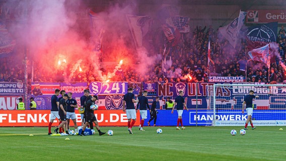 Kieler Fans brennen Pyrotechnik vor dem Anpfiff ab © Imago Images Foto: xEibner-Pressefoto/MarcelxvonxFehrnx EP_MFN